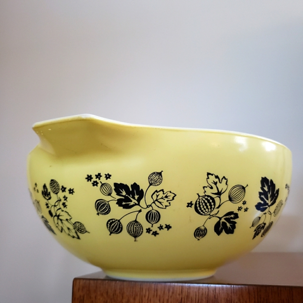 PYREX Cinderella Gooseberry Large Nesting Mixing Bowl No. 444 Black Yellow 4 qt.